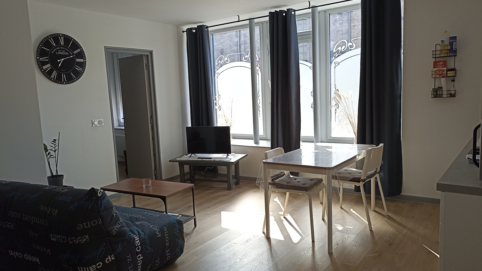 Location 'Au Café du Réveil' - Loïc Grosjean